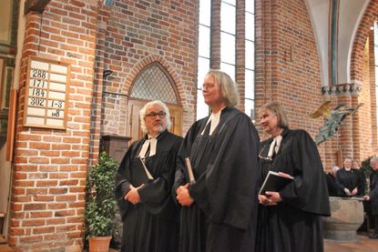 Propst Erich Faehling (links) war für die Ehrungen und Verleihungen zuständig.