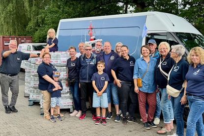 Übergabe der Getränkespende von Warenhausleiter Oliver Wagner (lks.) an die Betreuer der Gastgruppen.