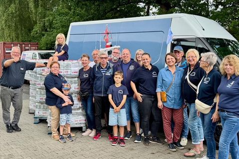 Übergabe der Getränkespende von Warenhausleiter Oliver Wagner (lks.) an die Betreuer der Gastgruppen.