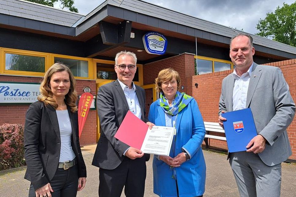 Am Montag nahmen die Sportausschussvorsitzende Inga Johansen und Bürgermeister Tim Brockmann von Ministerin Sabine Sütterlin-Waack und Landrat Björn Demmin (v.l.) die Zuwendungsbescheide entgegen.