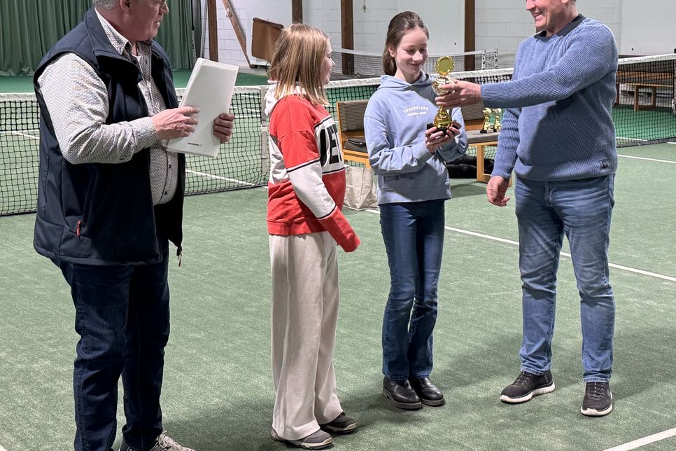 Die siegreiche U 12 w nahm den Pokal entgegen (V. l. Rüdiger Heisch, Jette Meliß, Emma Waab und Roland Heinrich).