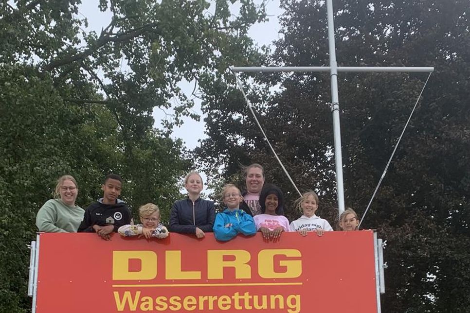 Nach dem erfolgreichen Malen und dem Theorieunterricht hatten einige der jungen Nachwuchsschwimmer den großen Wunsch einmal auf dem DLRG-Turm zu stehen.