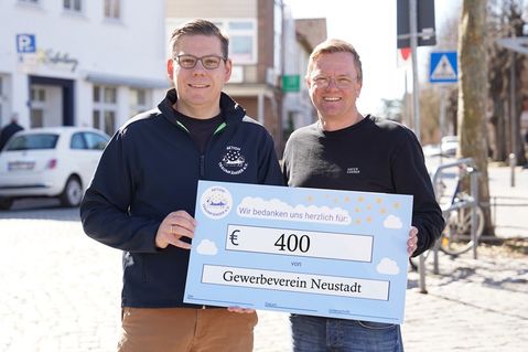 Die symbolische Übergabe erfolgte durch den ersten Vorsitzenden des Gewerbevereins Sven Muchow (re.), an den Vereinsvorsitzenden Kevin Pirsig.