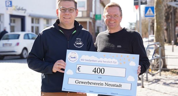 Die symbolische Übergabe erfolgte durch den ersten Vorsitzenden des Gewerbevereins Sven Muchow (re.), an den Vereinsvorsitzenden Kevin Pirsig.
