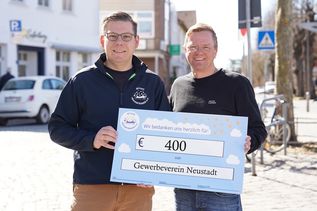 Die symbolische Übergabe erfolgte durch den ersten Vorsitzenden des Gewerbevereins Sven Muchow (re.), an den Vereinsvorsitzenden Kevin Pirsig.