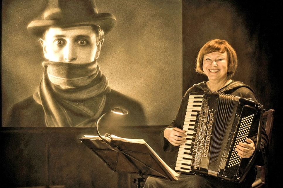 Die Akkordeonistin Natalie Böttcher spielt live zu „The Lodger“. (Fotomontage: Graap)