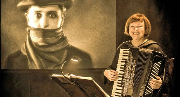 Die Akkordeonistin Natalie Böttcher spielt live zu „The Lodger“. (Fotomontage: Graap)