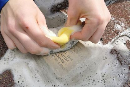 Organisiert wurde die Putzaktion von „Stolpersteine im Norden“ in Kooperation mit dem Jugendcafé.