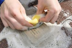 Organisiert wurde die Putzaktion von „Stolpersteine im Norden“ in Kooperation mit dem Jugendcafé.