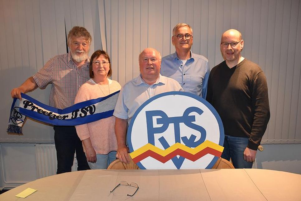Das neue Präsidium des Traditionsvereins (v.l.): Rolf Möller, Susanne Albert, Olaf Szupryczynski, Sven Erdbrink und Jan Selchow. Auf dem Bild fehlt Jugendleiter Dennis Seidler.