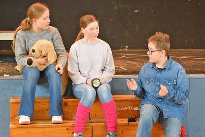 Bei der Niederdeutsche Bühne Preetz geht es jetzt Schlag auf Schlag: Vor der Premiere der Camping-Komödie „Rünner to’n Fluss“ am 4. April ist zunächst die Jugendbühne am Zug. Der Theaternachwuchs präsentiert am 29. und 30. März das nachdenkliche Stück „Schrödingers Katze“ (Szenenfoto).