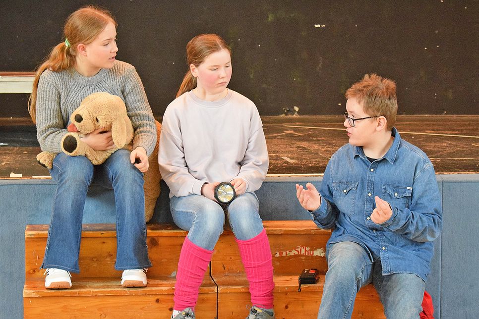 Bei der Niederdeutsche Bühne Preetz geht es jetzt Schlag auf Schlag: Vor der Premiere der Camping-Komödie „Rünner to’n Fluss“ am 4. April ist zunächst die Jugendbühne am Zug. Der Theaternachwuchs präsentiert am 29. und 30. März das nachdenkliche Stück „Schrödingers Katze“ (Szenenfoto).