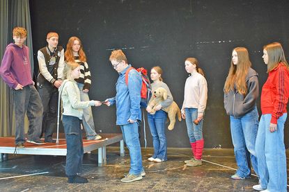 „Schrödingers Katze“ ist eine nostalgische Reise in die 1980er-Jahre, voller Musik und Abenteuer. Es ist ein bewegendes Theaterstück über Freundschaft, Verlust und den Mut.