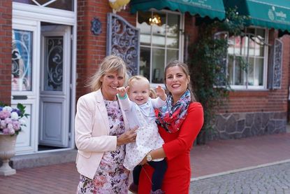 Zwischen Sybille Frick (lks.) und Lina Sophie Frick steht mit Carlotta Sophie schon die nächste Generation in den Startlöchern.