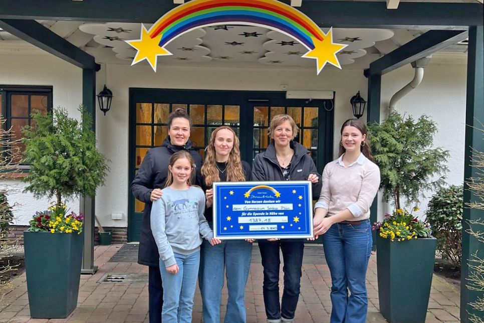Spendenübergabe an der Sternenbrücke (von links): Eva Finnberg (SV), Lene Rehse (vorne), Meena Bromisch (SV), Julia Schumacher (Sternenbrücke), Johanna Bustorf (SV).