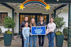 Spendenübergabe an der Sternenbrücke (von links): Eva Finnberg (SV), Lene Rehse (vorne), Meena Bromisch (SV), Julia Schumacher (Sternenbrücke), Johanna Bustorf (SV).