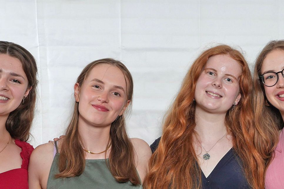 Die Schülervertretung des Gymnasiums Schloss Plön, (v. l.) Johanna Bustorf, Meena Bromisch, Lilly Peters und Leni Schrag.