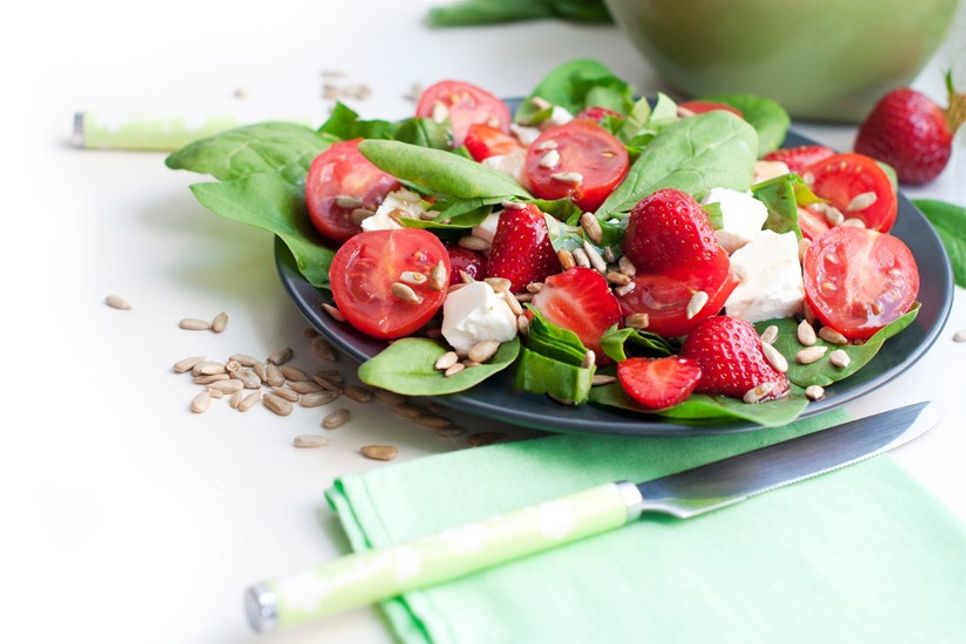 Erdbeeren harmonieren hervorragend mit Feta, Ziegenkäse oder Mozzarella.