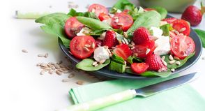 Erdbeeren harmonieren hervorragend mit Feta, Ziegenkäse oder Mozzarella.