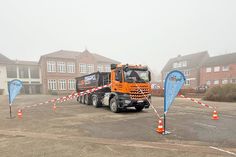 Im Rahmen der Aktion „Toter Winkel“ klären die Round Tabler an Grundschulen der Region auf.