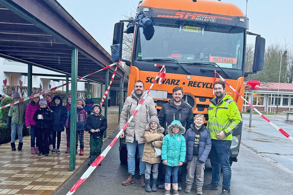 Im Rahmen der Aktion „Toter Winkel“ klären die Round Tabler an Grundschulen der Region auf.