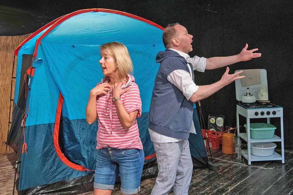Claudia Siemsen und Jan Luethje spielen ein ungleiches Paar in „Rünner to‘n Fluss“.