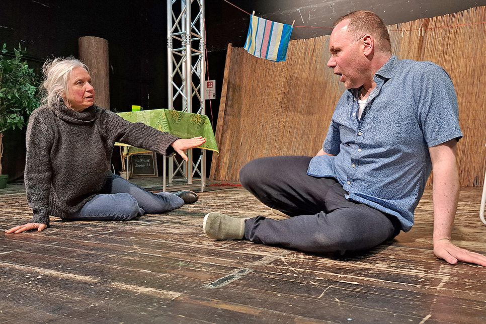 Tina Wagner übt mit Jan Luethje ein, wie man auf der Theaterbühne glaubwürdig stolpern und hinfallen kann.