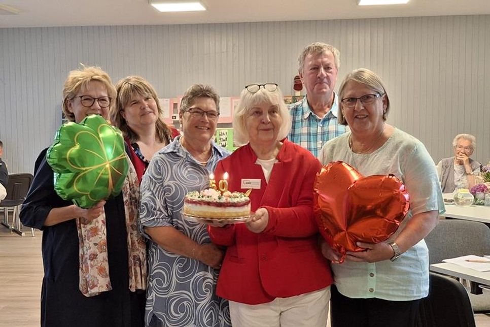 Angelika Ridders, Iris Görtz, Petra Lühr, Bärbel Seehusen, Peter Schneider und Astrid Hamer (v. lks.).