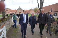 Ministerpräsident Daniel Günther (lks.), Dr. Constantin Stahlberg (2. v. re.) und Landrat Timo Gaarz (re.) beim Rundgang auf dem historischen Gutshof.