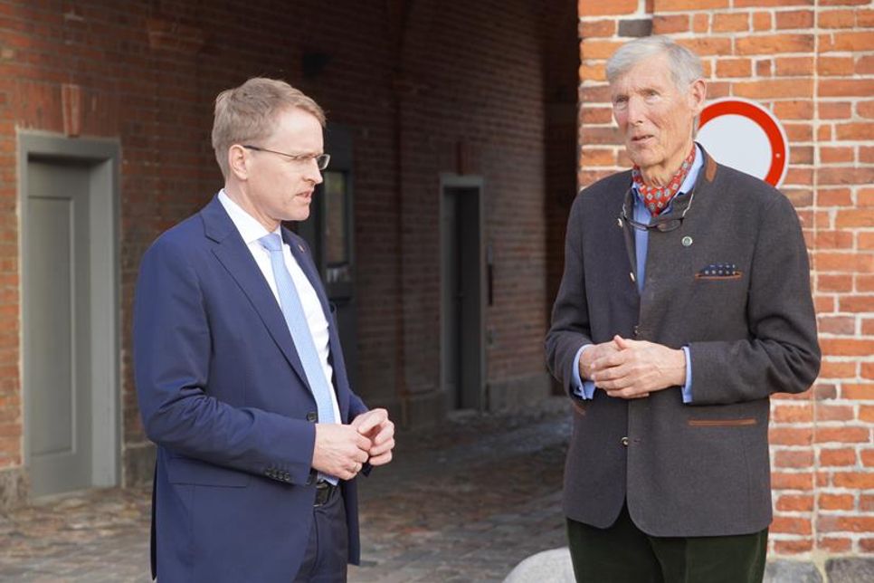 Ministerpräsident Daniel Günther (lks.) im Gespräch mit Dr. Constantin Stahlberg.