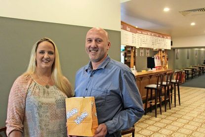 Die Kinomitarbeiter Daniela Dähn und Christoph Mühlenberg im neu gestalteten Foyer.