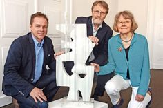 Elisabeth und Andreas Schumann, die Kinder des berühmten Künstlers Pierre Schumann, haben der Stadt Eutin die „Komposition 3 Vögel“ geschenkt – die Skulptur hat ihren Platz im Büro des Bürgermeisters gefunden.