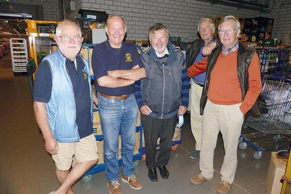 Hilfeleistung durch Zupacken von den Schwartauer Lions: Dr. Udo Ott (v.l.), Peter Lemke, Holger Iven, Lothar Jürgens und Klaus Wilcken.