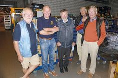 Hilfeleistung durch Zupacken von den Schwartauer Lions: Dr. Udo Ott (v.l.), Peter Lemke, Holger Iven, Lothar Jürgens und Klaus Wilcken.