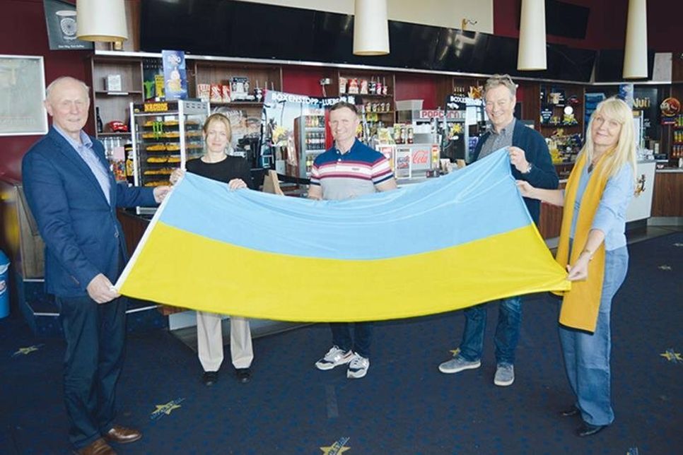 Gemeinsam für die Ukraine-Hilfe: Klaus Nentwig  (v.l.) und Rebecca Nissen vom Gemeinnützigen Bürgerverein, Kinobetreiber Lars-Roman Paech sowie Hans-Harald Schack und Anne Rahe (beide aus dem Vorstand des Kommunalen Kinos).
