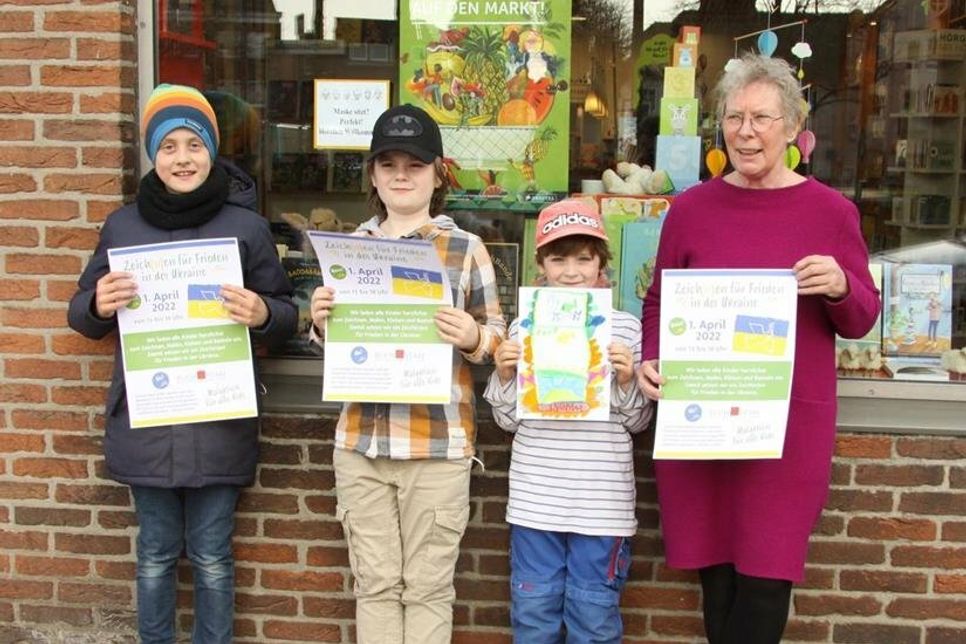 Rasmus Geffken sowie Emil und Ingmar Holtz freuen sich gemeinsam mit Gabriela Bendfeldt auf die Malaktion am 1. April vor dem „Buchstaben“ Hochtorstraße 2.