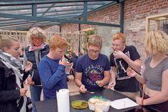 Gehören Tomaten ins Pesto? Nö, finden die Hutzfelder Schüler bei der EssKulTour im Küchengarten.