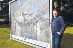 „Netzwerker“ heißt dieses Foto, das im XXL-Format im Strandpark in Timmendorfer Strand zu sehen ist. Fotograf Wolfgang Köhler steht neben dem drei mal vier Meter großen „Bilderrahmen“.