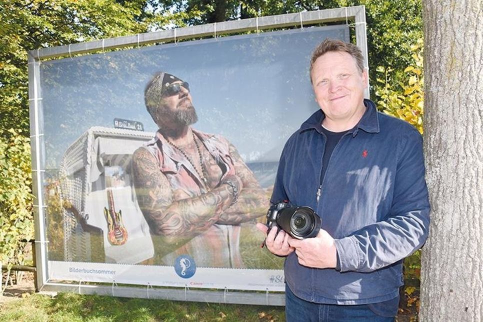 Fotokünstler Wolfgang Köhler vor seinem persönlichen Lieblingsmotiv mit dem Titel „Bilderbuchsommer“.