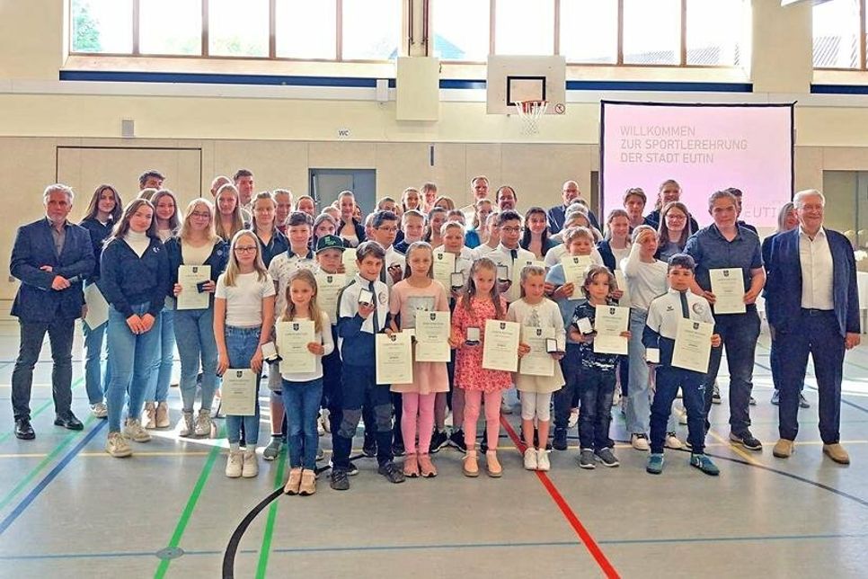 Achtzig Eutiner Sportlerinnen und Sportler waren im letzten Jahr sehr erfolgreich. Unter anderem konnten Sportler sogar unter die besten Sechs aus ganz Deutschland kommen oder die Landesmeisterschaft für sich entscheiden. Für diesen Erfolg und den Einsatz in ihrer Sportart, gibt die Stadt ihren Sportlerinnen und Sportlern etwas wieder: Eine verdiente Ehrung und einen Eintrag in das Goldene Buch der Stadt