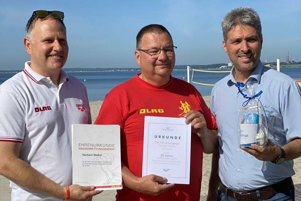 Norbert Weßel (Mitte) wurde für sein 25-jähriges Engagement im Wasserrettungsdienst ausgezeichnet.
