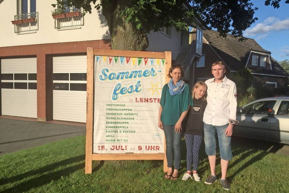 Noch bis Samstag ist Dirk Ruser, auf dem Foto mit Ehefrau Antje und Tochter Annabell, amtierender König von Lenste.