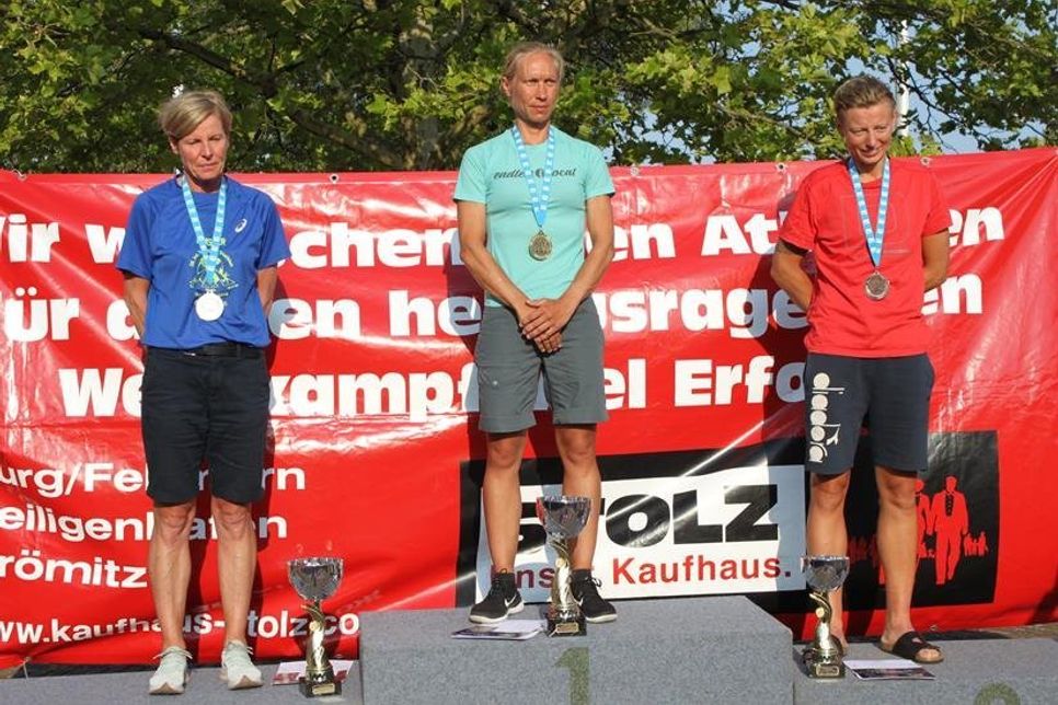 Mareile Hertel (Mitte) mit der Zweitplatzierten Helle Sogaard (lks., Dänemark) und der Drittplatzierten Kristin Stengaard (re., Dänemark) auf dem Siegerpodest.