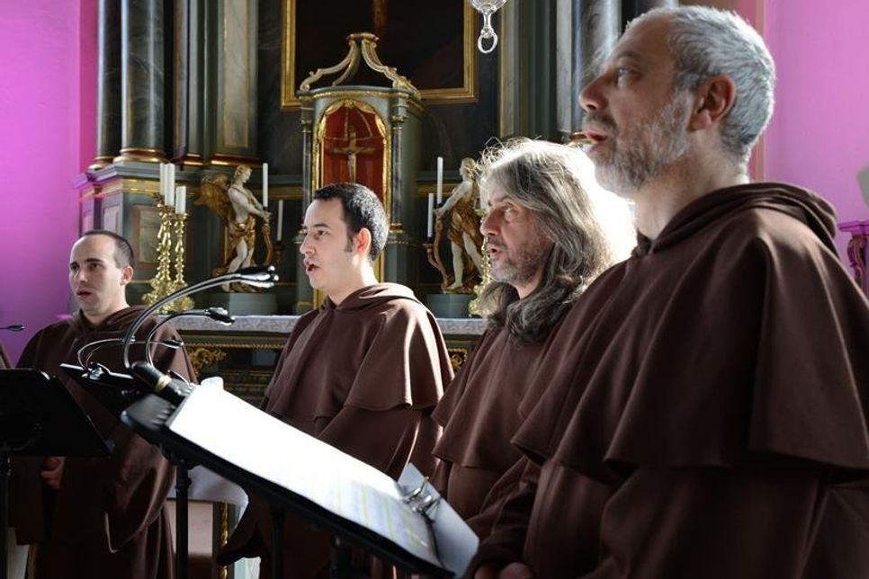 Nach dem Konzert stehen „The Gregorian Voices“ dem Publikum für Autogramme zur Verfügung.