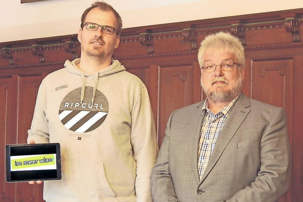 Michael Majewski, Stadt Fehmarn und Karlheinz Hagen (r.), Fa. Snellstar freuen