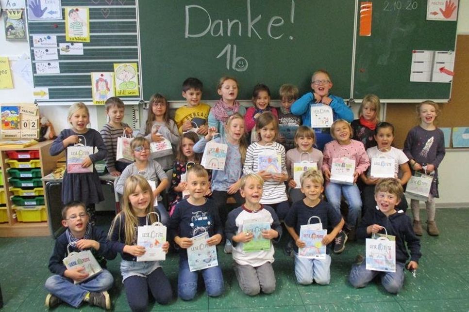 Die Klasse 1b bedankt sich bei Gabriela Bendfeldt von der Buchhandlung Buchstabe, Hochtorstraße in Neustadt, für die Büchertaschen.