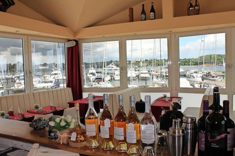 Gemütlichkeit mit herrlichem Blick auf die ancora Marina und die Yachten.