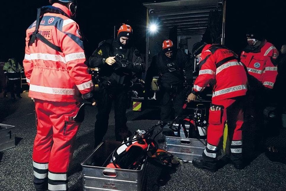 Viel los an der Nordermole: Hier machen sich die Johanniter-Taucher für ihre Übung bereit. Mit ihnen trainieren die Berufsfeuerwehr Lübeck und die Freiwillige Feuerwehr Ratzeburg.