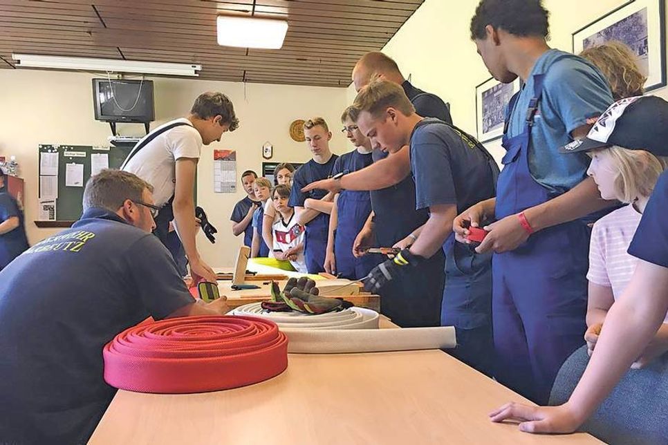 Unter dem Motto „Bring ein/e Freund/in mit zum Treffen@JFS“ wurden Schlüsselanhänger aus einem Feuerwehrschlauch hergestellt. (Fotos: DS/hfr)