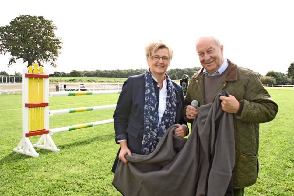 Geschenk zur Einweihung: Rolf Röhling als 1. Vorsitzender des Kreissportverbandes Ostholstein überreichte zwei Abschwitzdecken an die Vereinsvorsitzende Anja Lamp.